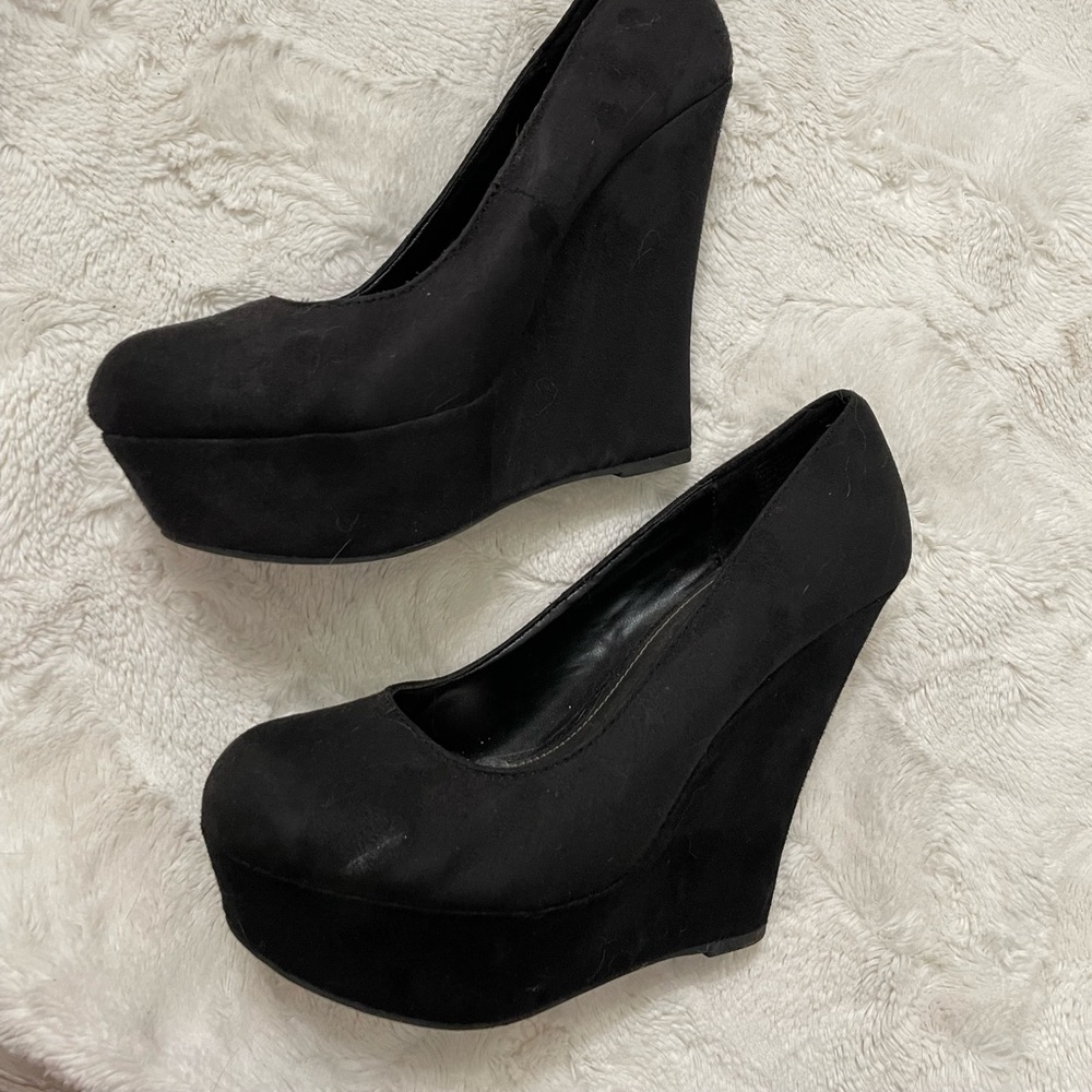 Black heeled wedge style